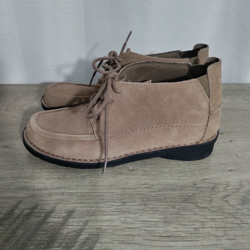 Clarks Womens Suede Desert Boots Taupe Tan Lace Up Moc Toe 26063003 Size 6.5 W